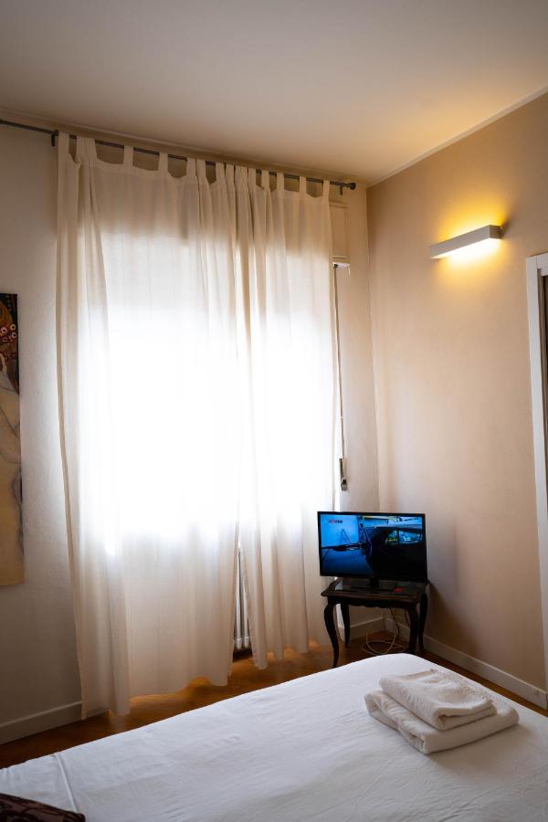 V12 Apartments - Alfieri 2A Novara Kültér fotó